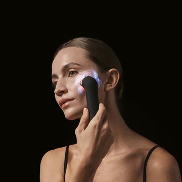 mujer usando FAQ 402